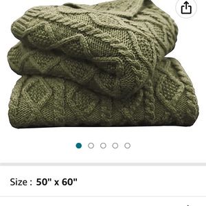 HiEnd Accent Green cable knitted throw 50 x 60 NEW.